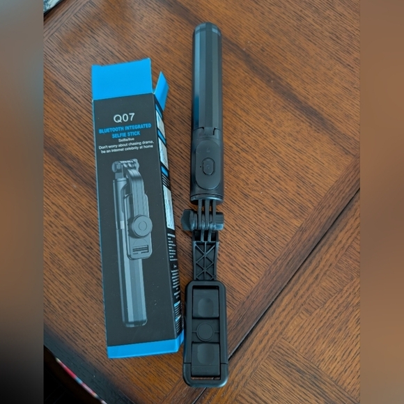 Bluetooth Integrated Selfie Stick - Picture 2 of 2